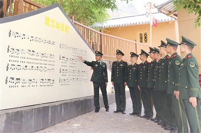 武警某部官兵在学习《渡江动员歌》。李伟杰摄
