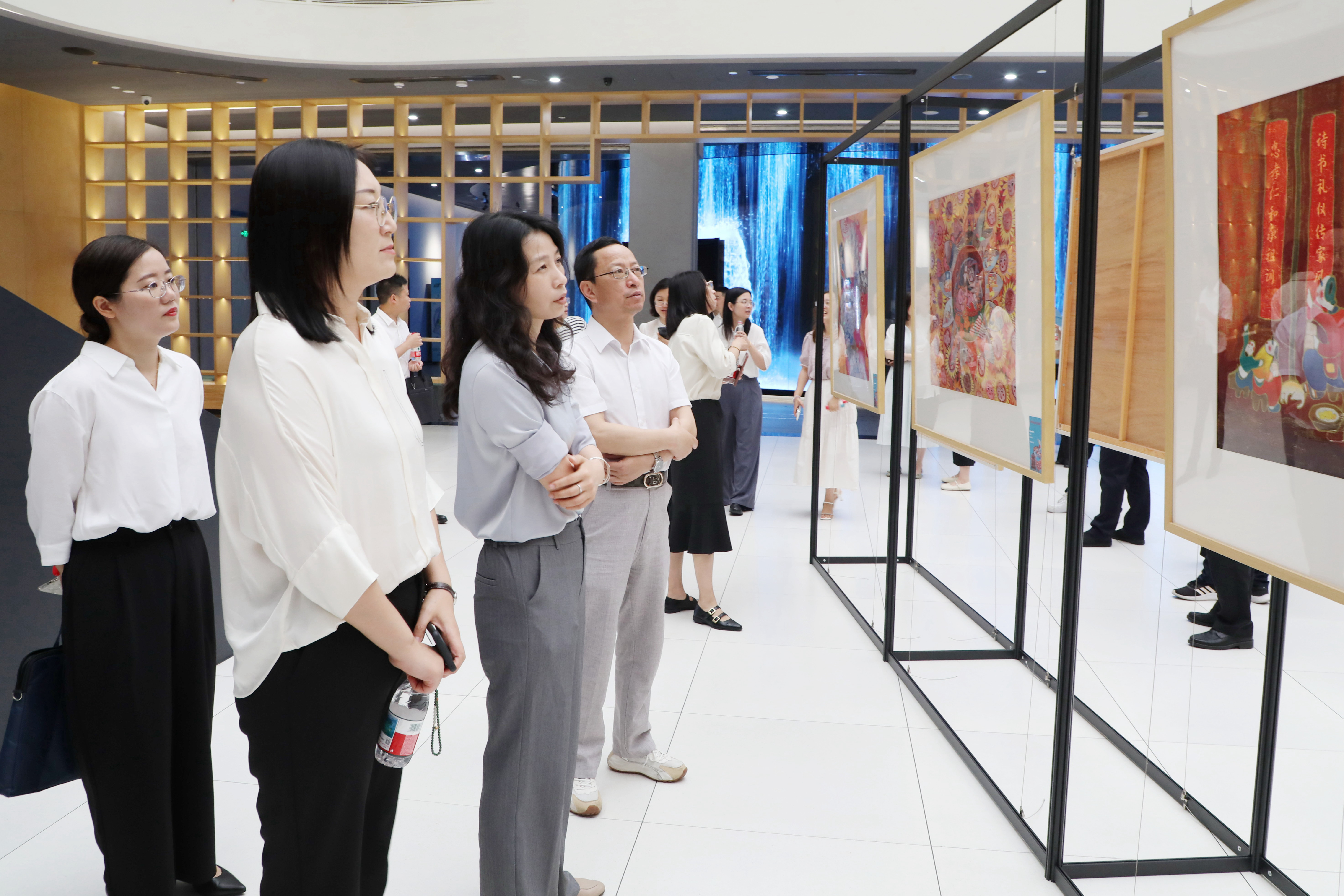 图为该区组织副科级领导干部参观廉洁农民画展。陆海根 摄.JPG
