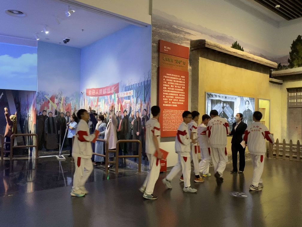 观众在香山革命纪念馆参观。新华社记者 罗鑫 摄