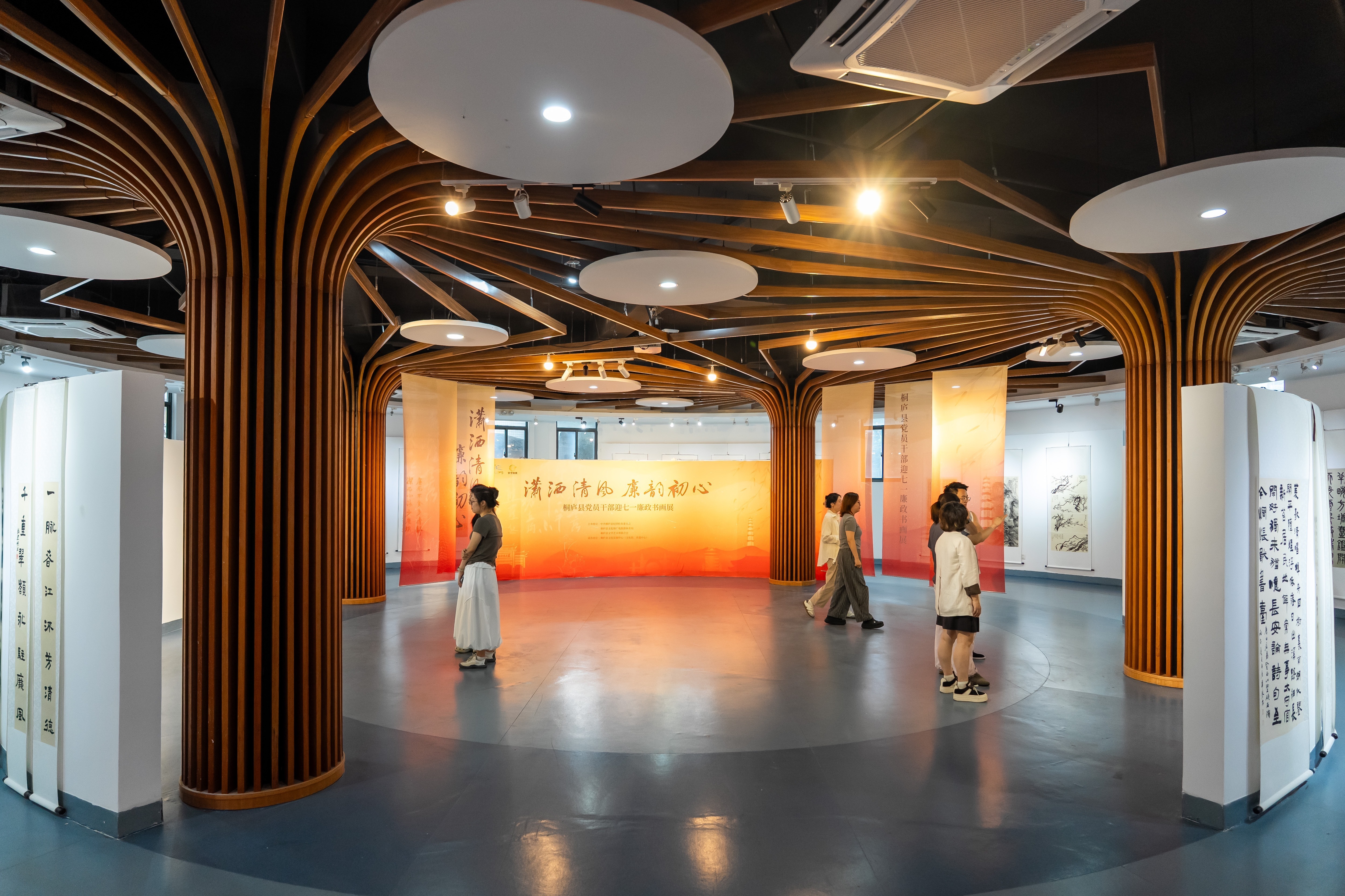 展览现场.jpg 展览现场.jpg