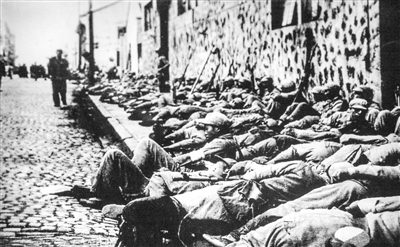 1949年5月，人民解放军进入上海后，为不惊扰市民，在街头露宿。资料图片